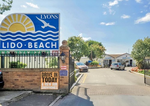 Lyons lido beach holiday - lyons,